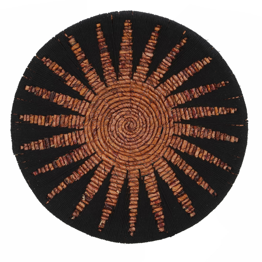 Wandbord van zwarte raffia met een zon van bananenvezels (50cm)